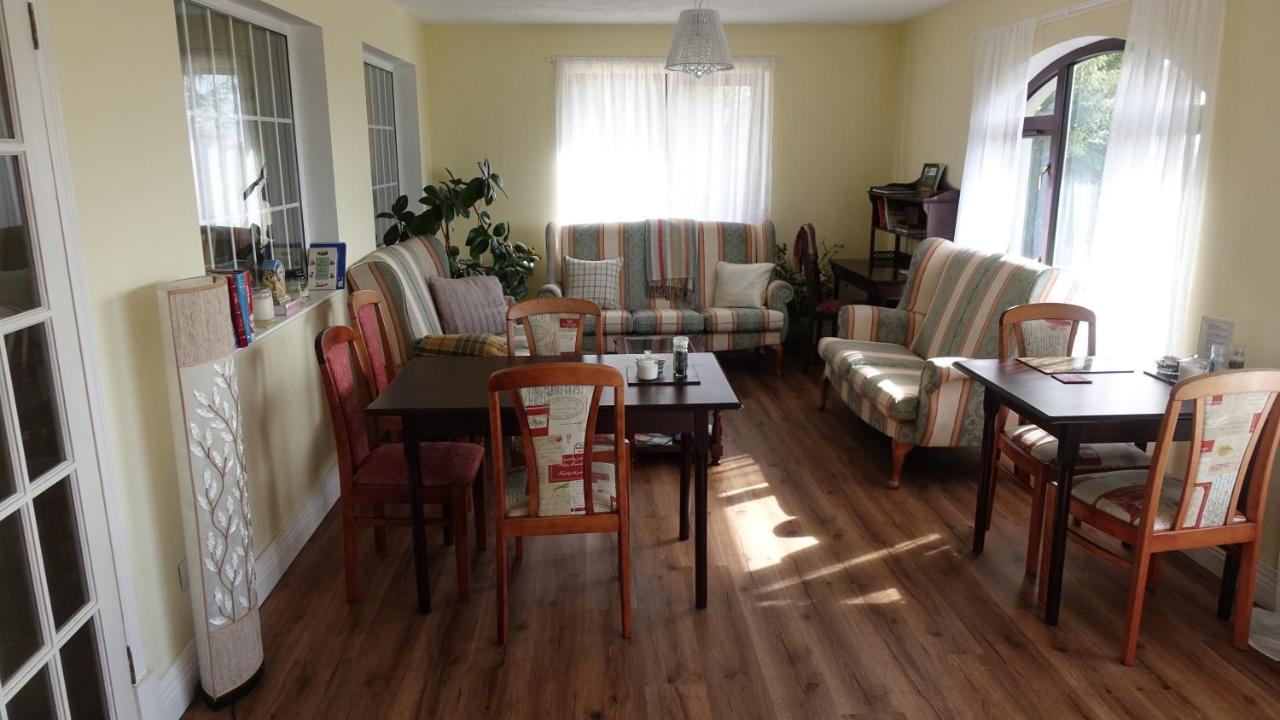 Goldenhill Guesthouse โอมากห์ ภายนอก รูปภาพ