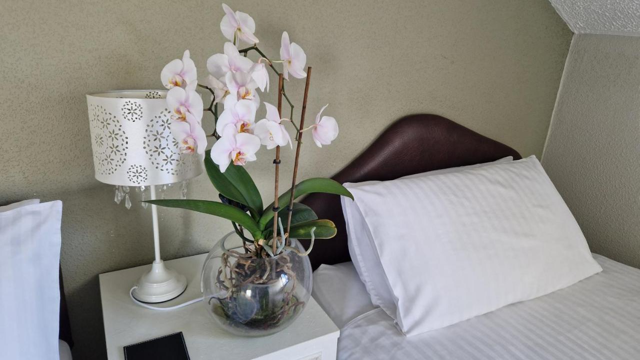Goldenhill Guesthouse โอมากห์ ภายนอก รูปภาพ
