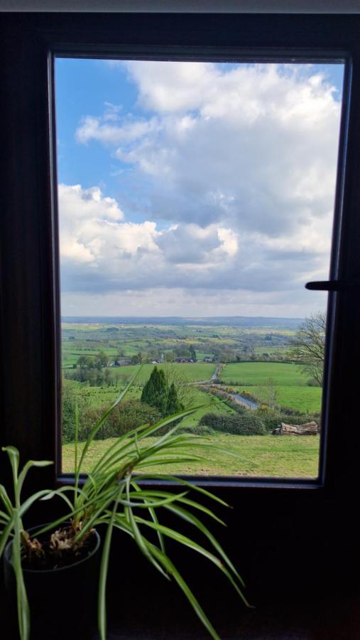 Goldenhill Guesthouse โอมากห์ ภายนอก รูปภาพ