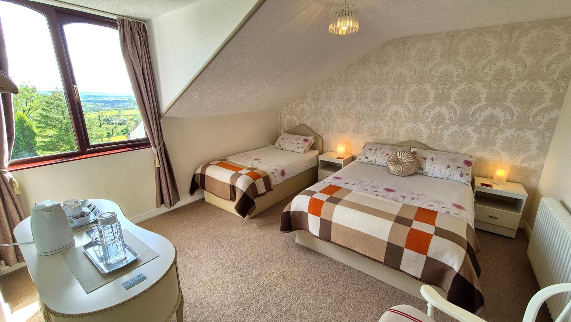 Goldenhill Guesthouse โอมากห์ ภายนอก รูปภาพ