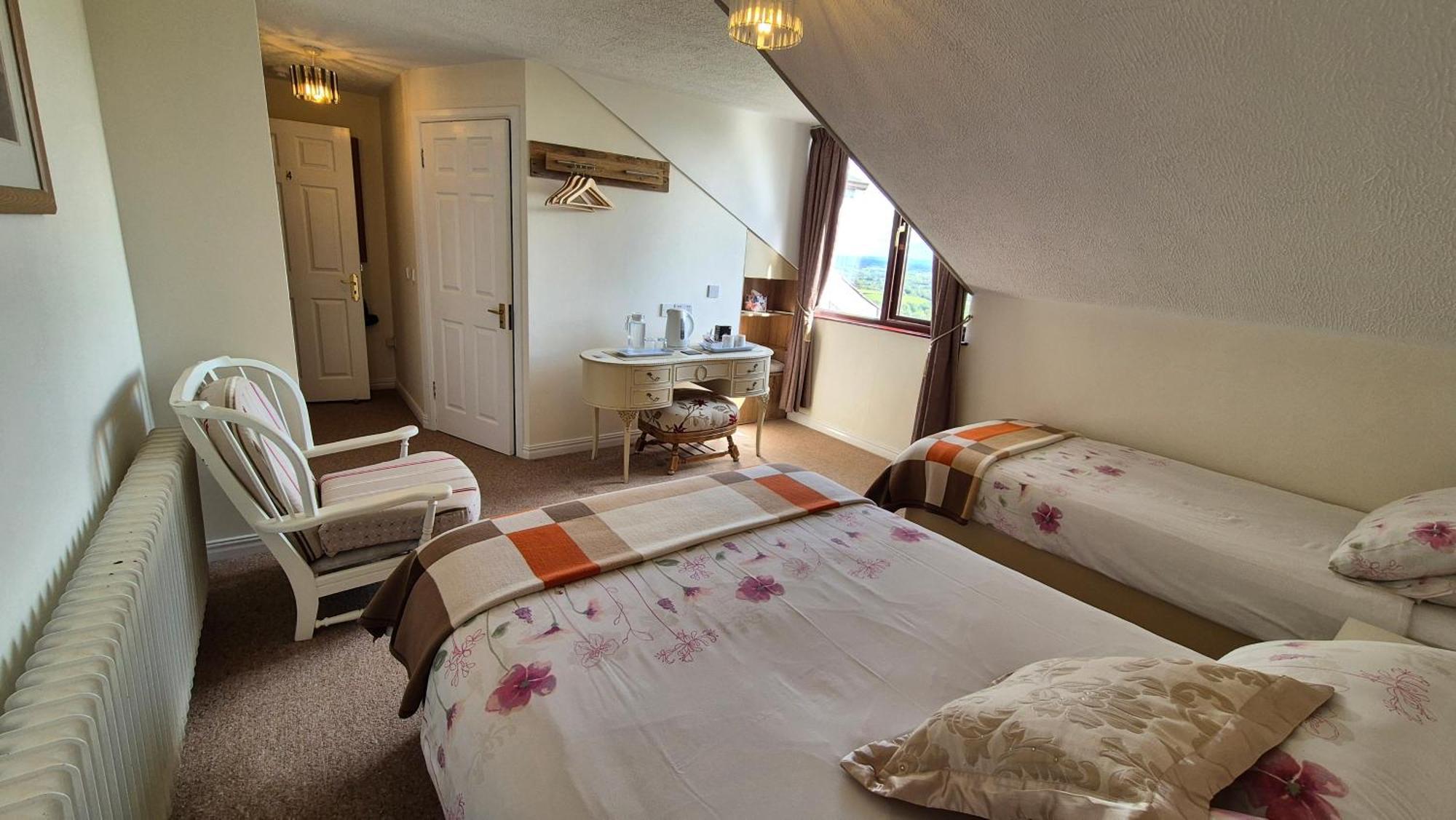 Goldenhill Guesthouse โอมากห์ ภายนอก รูปภาพ